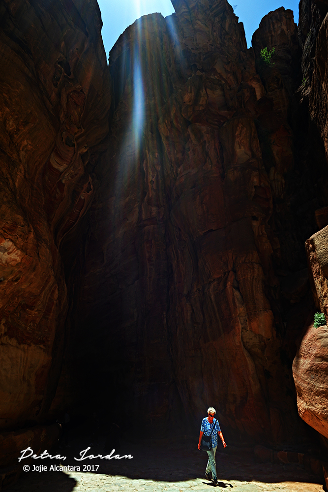 A narrow passageway called Siq through the mountains as entrance to Petra © Jojie Alcantara